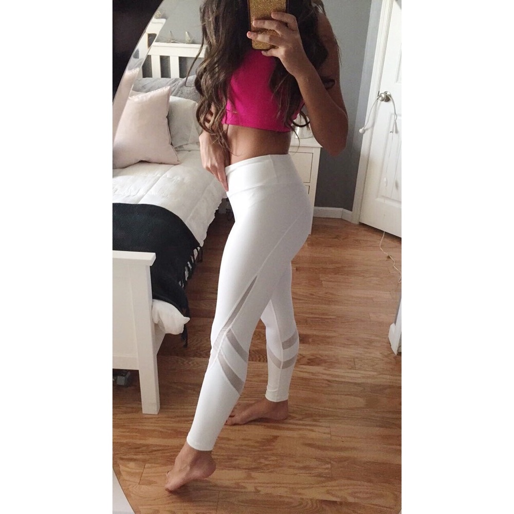 Super cute stretchy White yoga pants!!💋