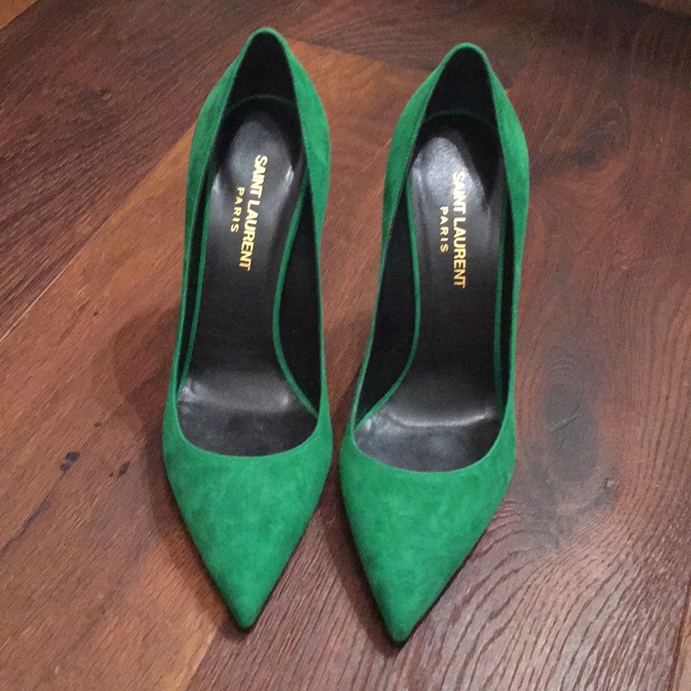 YSL pump in green suede