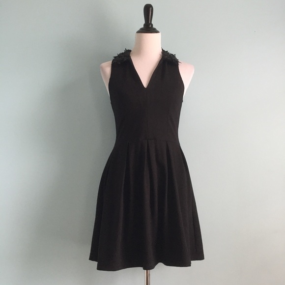 Bloomingdale's Dresses & Skirts - V-Neck Floral Collared LBD