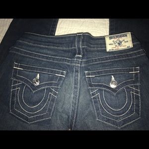 Size 27. Never worn TRUE RELIGION skinny jeans.