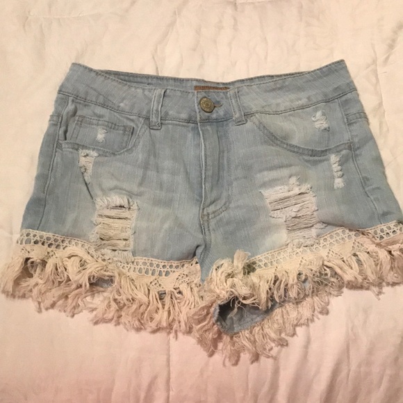 Denim shorts with FRINGE - Picture 1 of 3