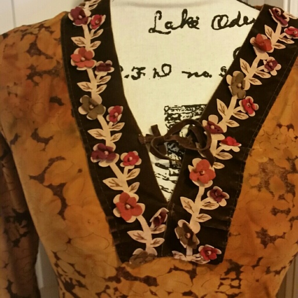 VITAMINA Stretch BOHO Top with Floral Trim - Picture 3 of 5