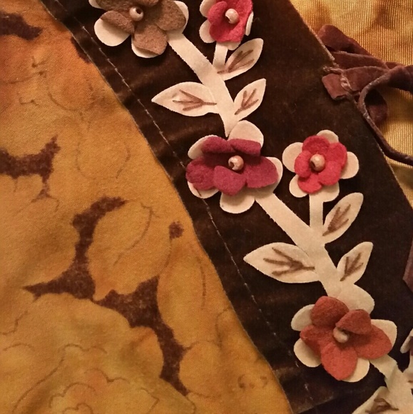 VITAMINA Stretch BOHO Top with Floral Trim - Picture 4 of 5