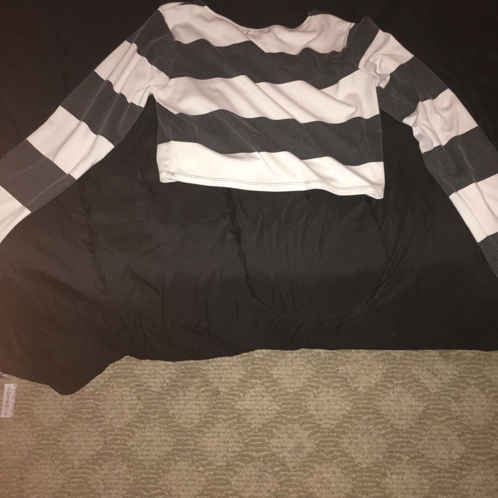 Black and white long sleeved crop tee