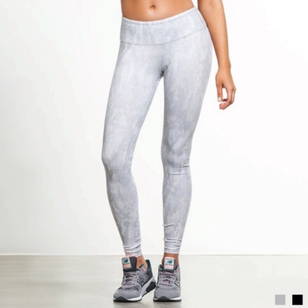ALO Yoga High Waist Airbrush Leggings Vapor Python