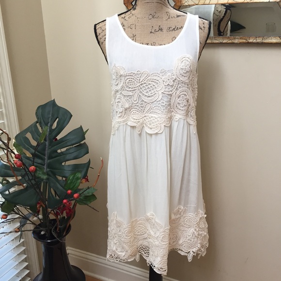 entro Dresses & Skirts - 🌷Entro crochet detail winter white lined dress!
