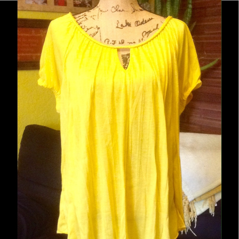 Fun bright yellow top☀️