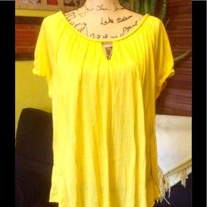 Fun bright yellow top☀️