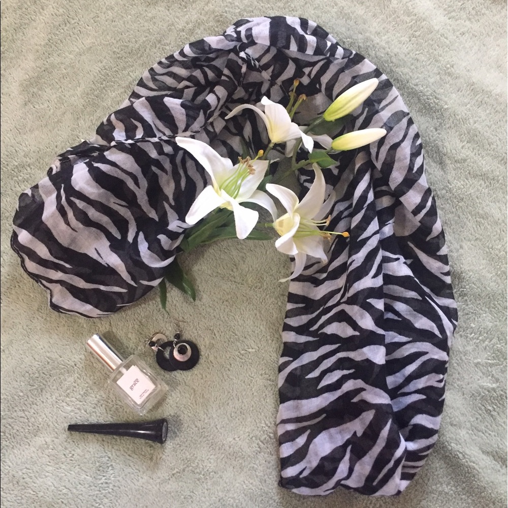 🌿{5 for $25}  Zebra print Infinity Scarf