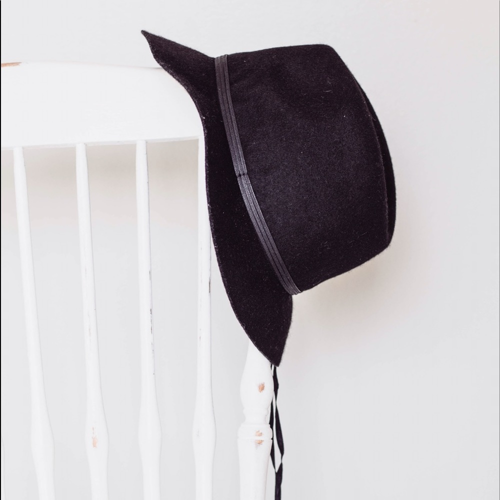 Black felt hat/riding hat