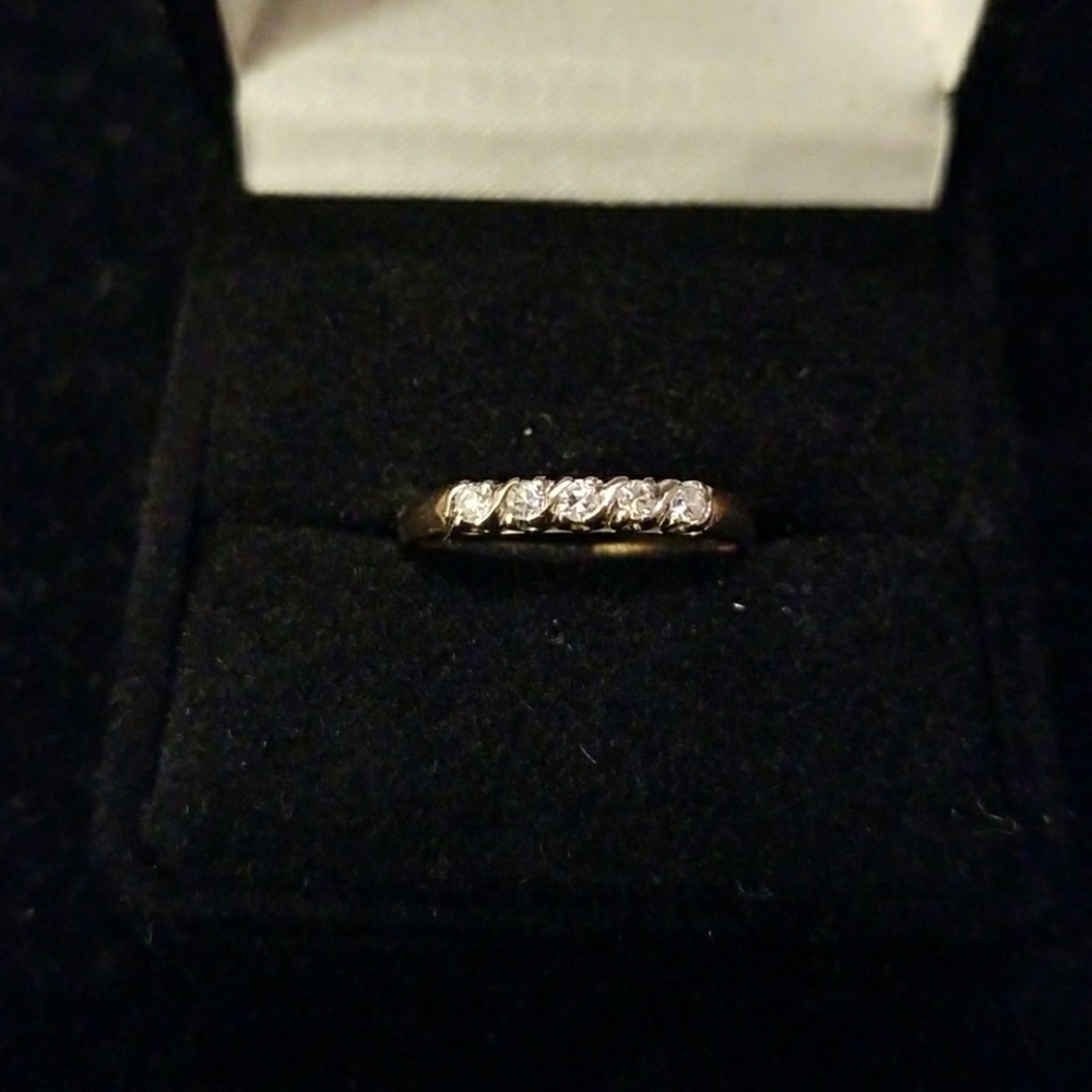 14kt YG and 5 Diamond Ring, Size 6!