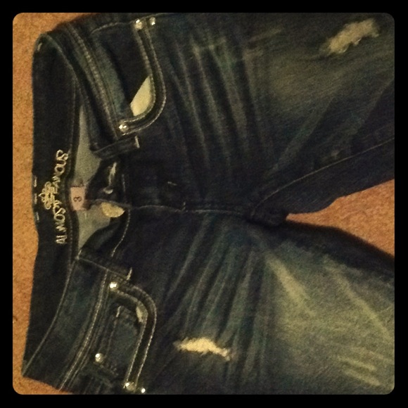 ☀️sale ☀️Size 3 Almost Famous Capri jeans - Picture 1 of 4