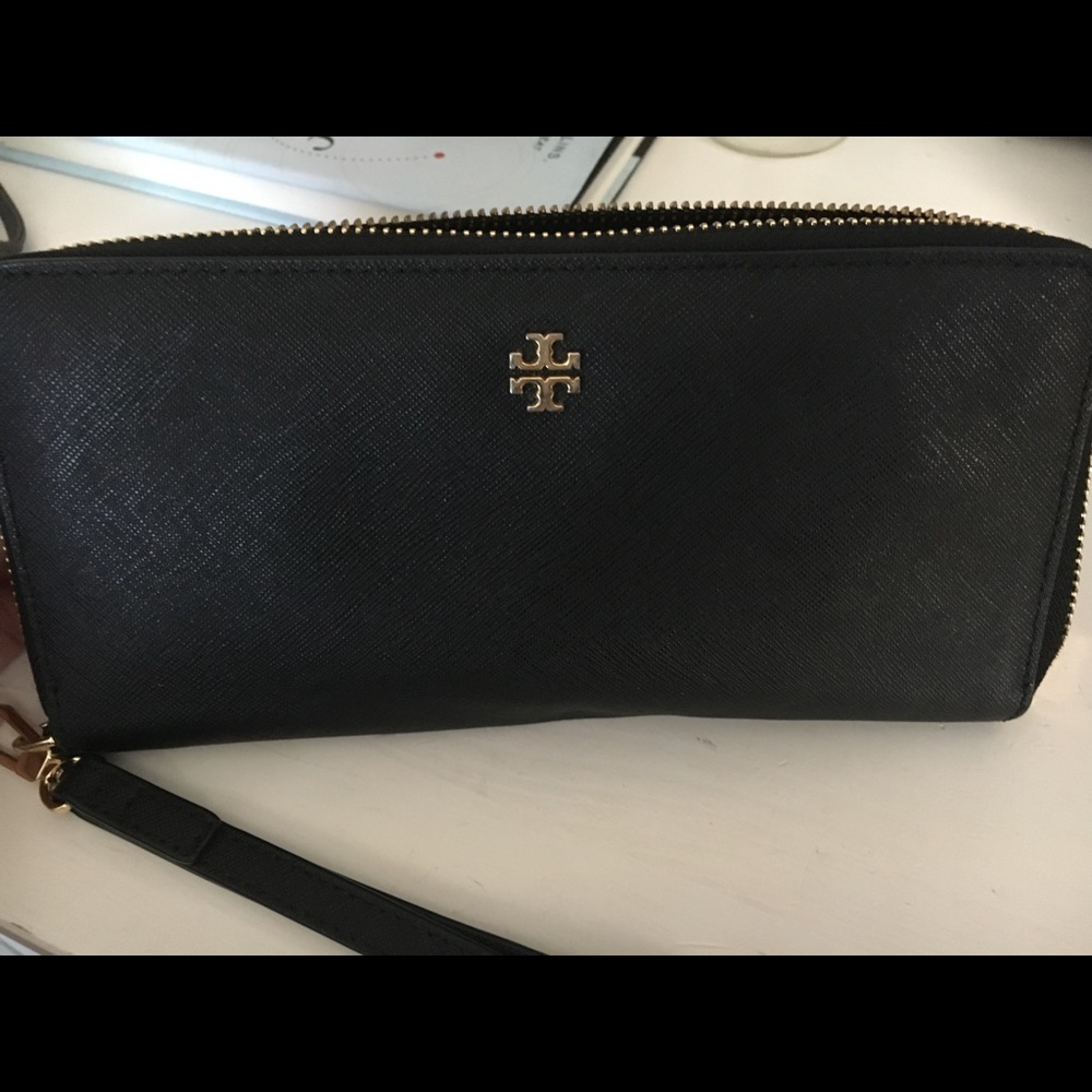 Tory Burch wallet. Make an offer! 😊