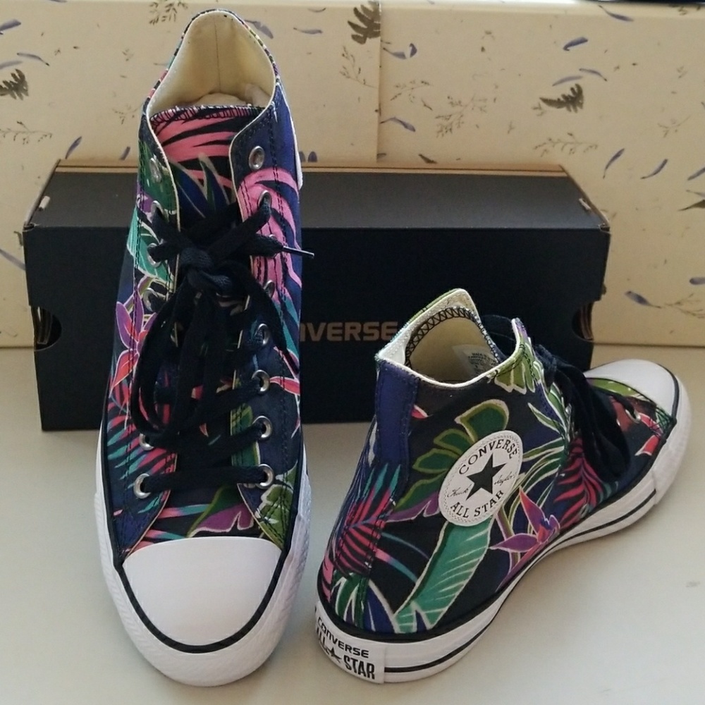 NWT Converse Paradise Print - Picture 2 of 3