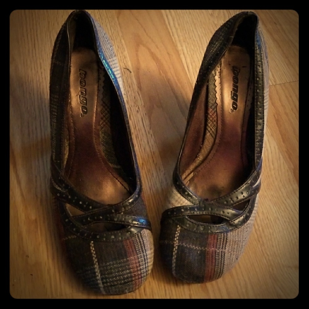 Perfect for fall! Cute plaid HEELS, leather detail