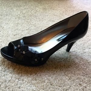 Black patent pumps with flower detail size 7.5
