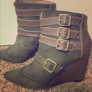 Michael Antonio wedge green suede booties!