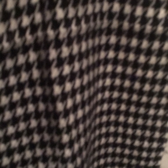 New Houndstooth Scarf - Picture 2 of 3