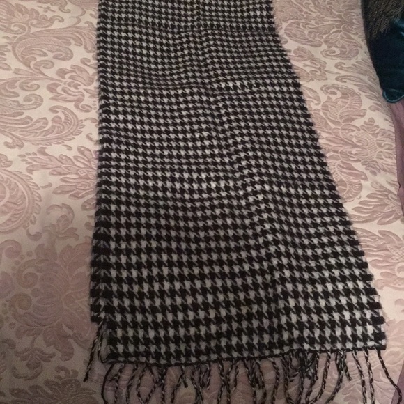 New Houndstooth Scarf - Picture 3 of 3
