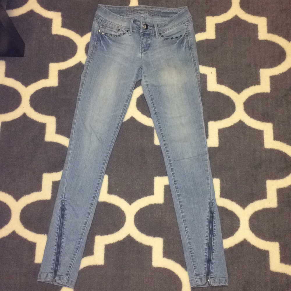 Light wash jeans with zippers