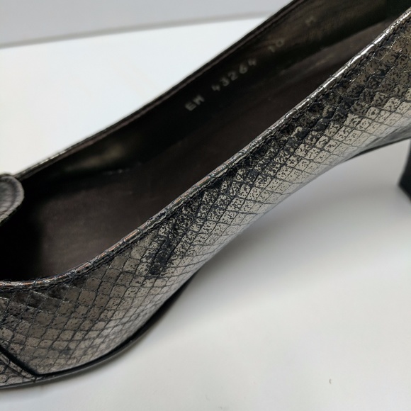 Stuart Weitzman Women's 10M Loafer Pewter Metallic Animal Print Kitten Pumps 3" - Picture 7 of 8