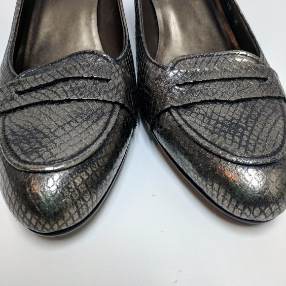 Stuart Weitzman Women's 10M Loafer Pewter Metallic Animal Print Kitten Pumps 3" - Picture 3 of 8