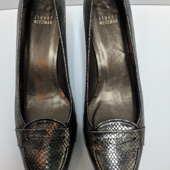 Stuart Weitzman Women's 10M Loafer Pewter Metallic Animal Print Kitten Pumps 3" - Picture 2 of 8