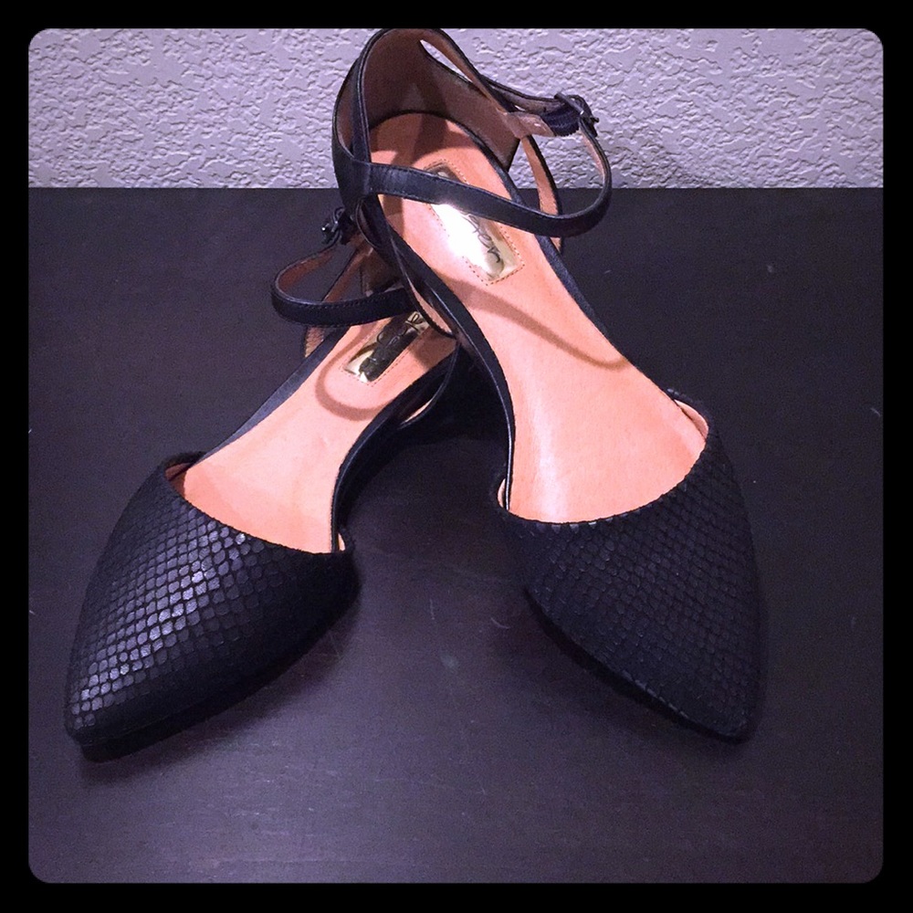 Halogen Pointed Flats