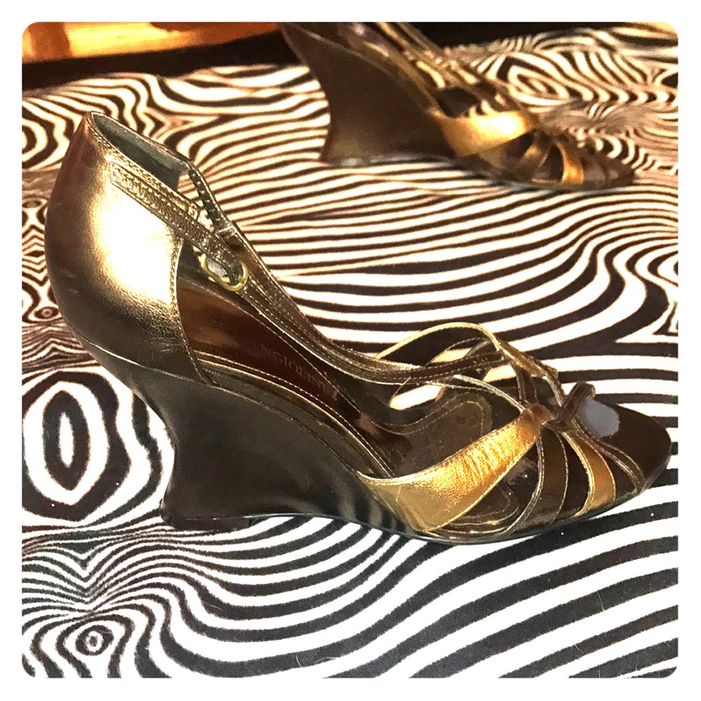 Curvy wedge shoe in copper tones. Metallic 2 tone.