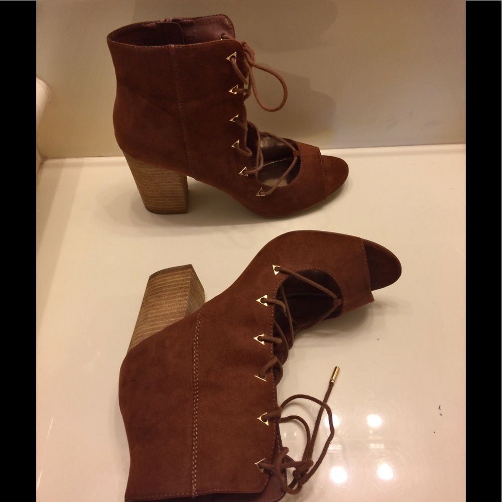 "CARLOS SANTANA"  Beautiful Brown Open Boots.