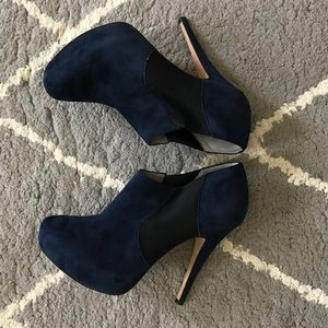VINCE COMUTO Healed booties