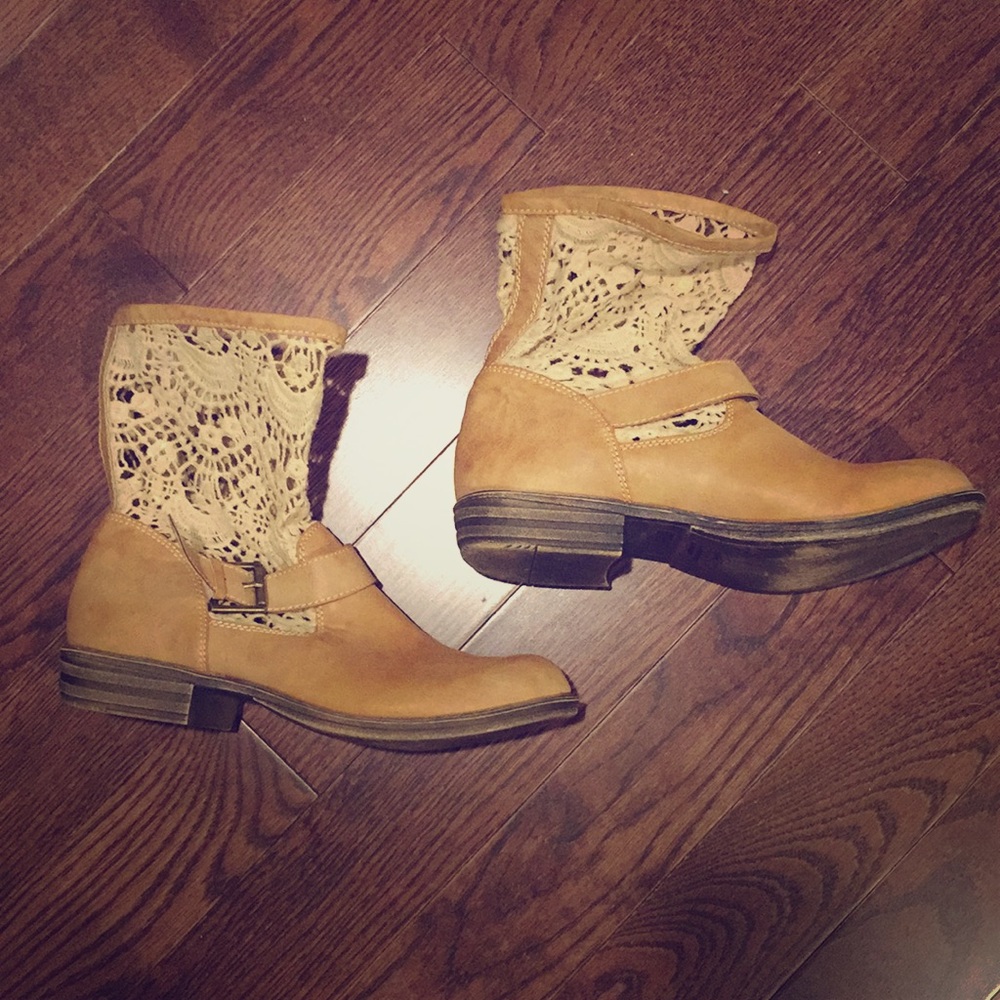 Boots with Lace
