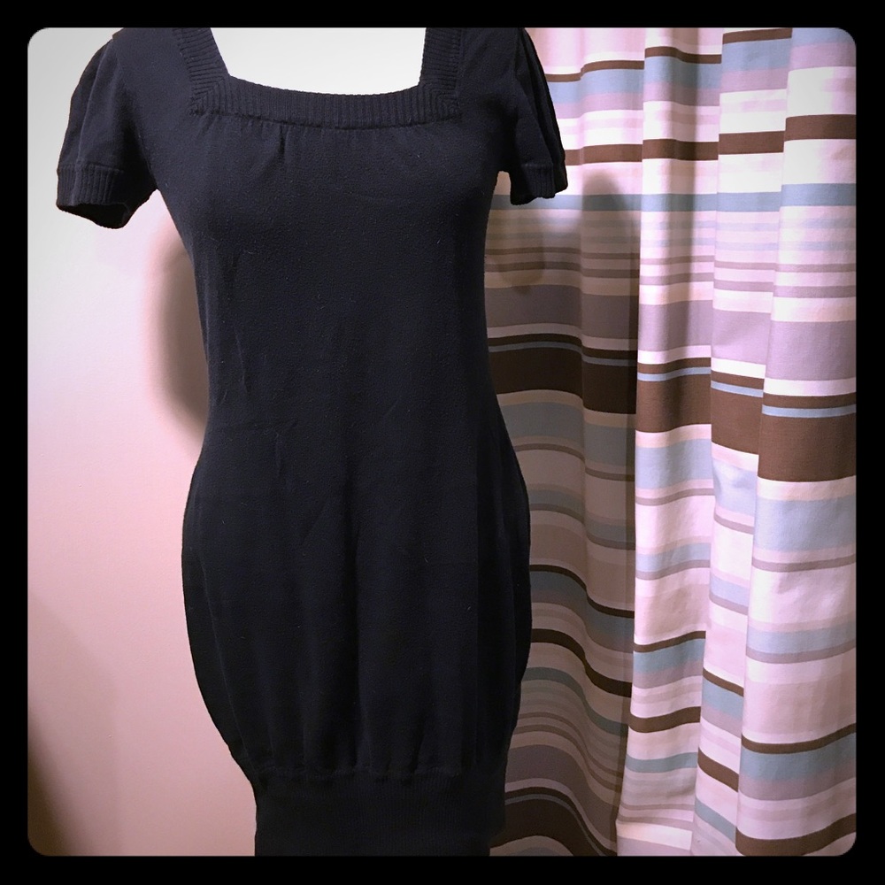 Cute black dress!