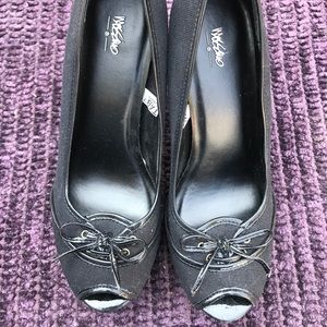 Women's peep toe pumps