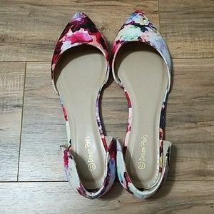 Beautiful floral flats 😍