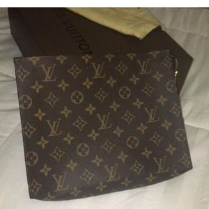 LOUIS VUITTON MONOGRAM TOILETRY POUCH 26