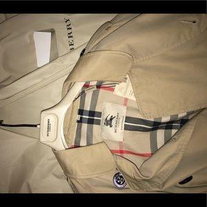 New authentic Burberry Hazelmere Trench Coat