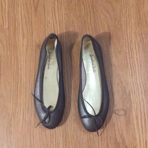 Beautiful Grey London Sole Flats