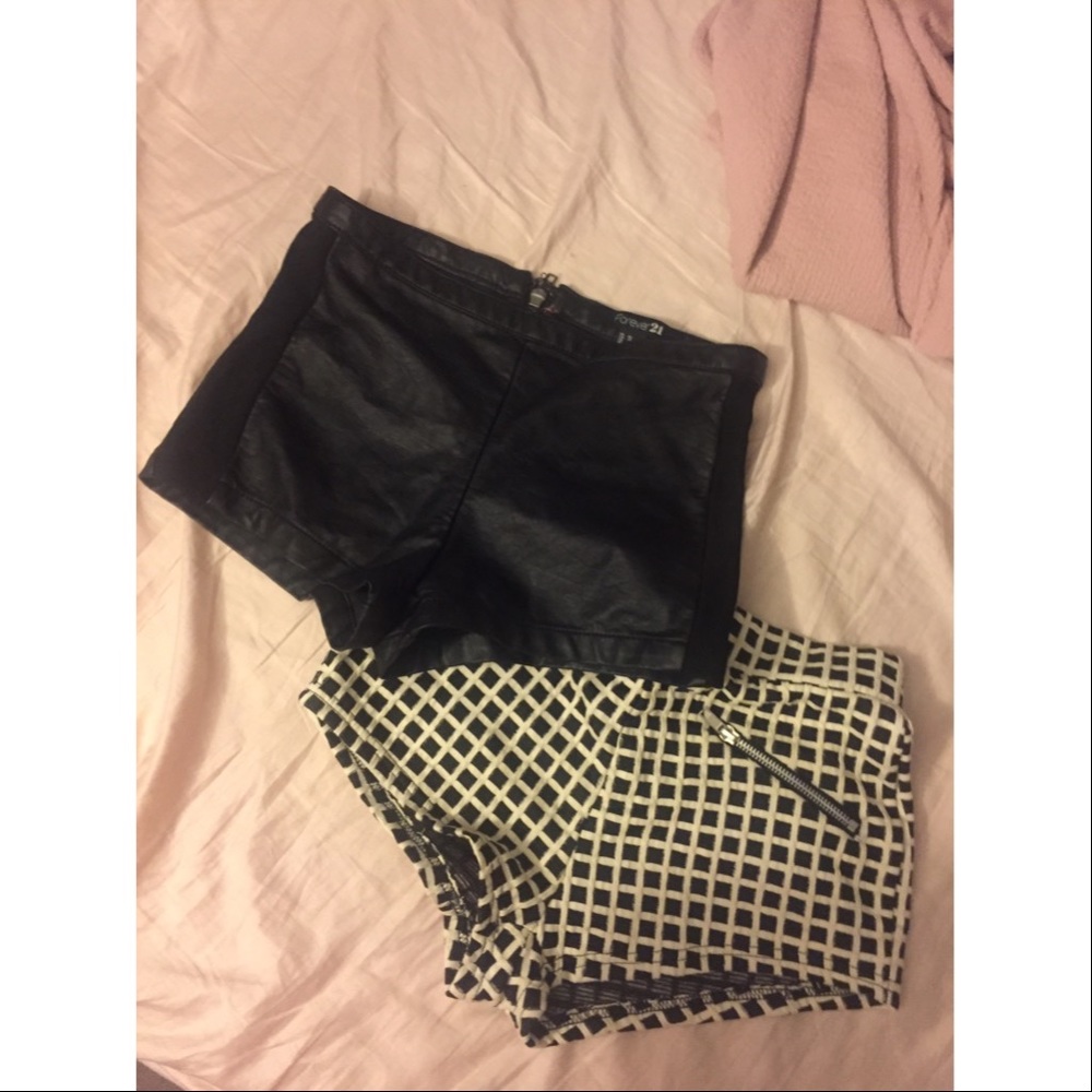 STYLISH feminine shorts!💕 Lot of 2! XS!!❤❤