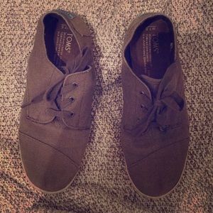 STEAL!!!Toms lace up canvas sneakers