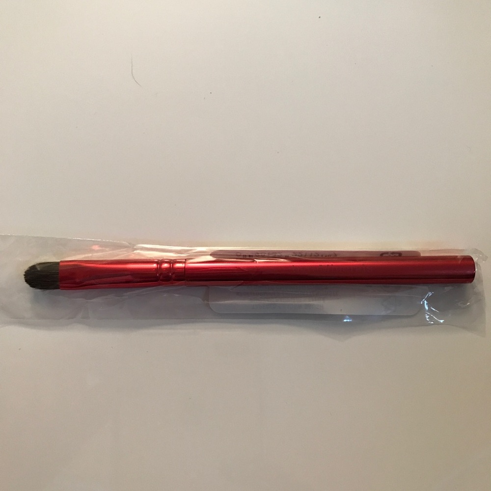 bareMinerals Tapered Shadow Brush in red