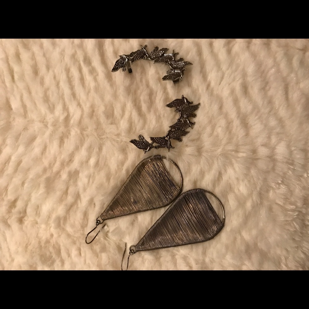 2 pairs of earrings