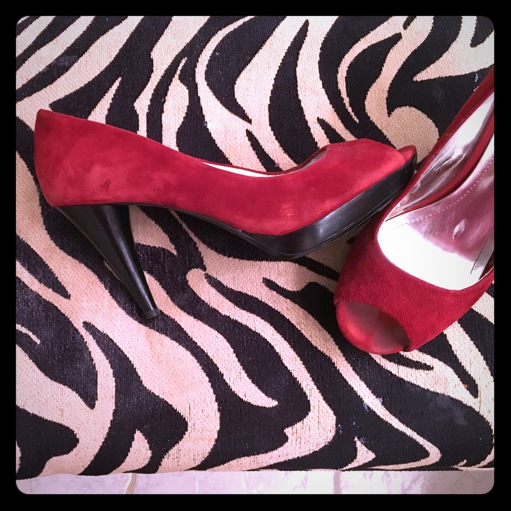 Peep toe red side pumps