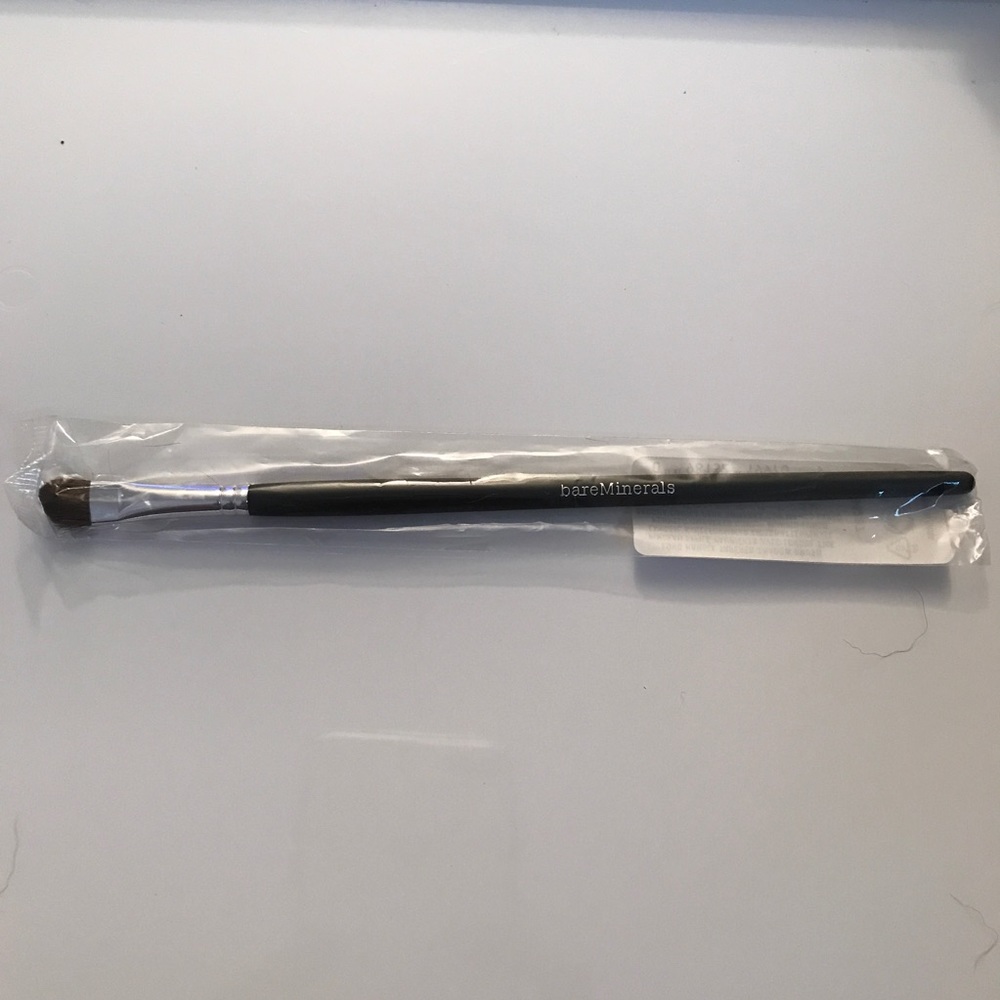 bareMinerals Long Handled Tapered Shadow Brush.