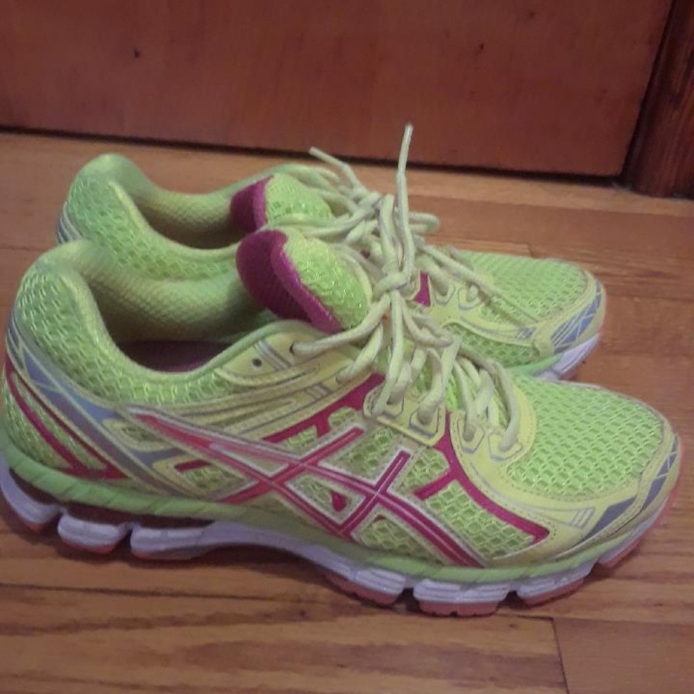 Track/running sneakers