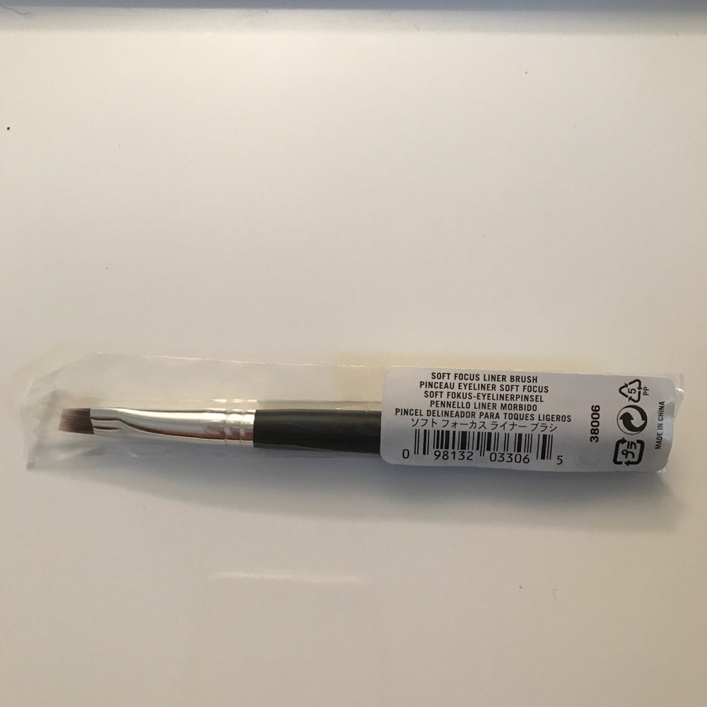 bareMinerals Soft Focus Liner Brush.