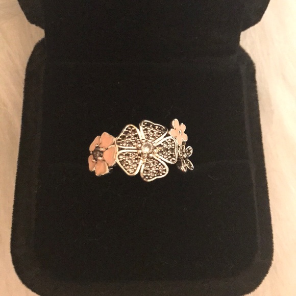 Jewelry - 925 Sterling Silver Flower 💍 ring🦋