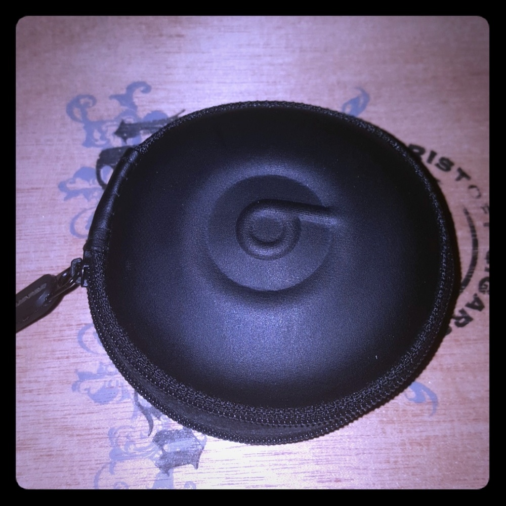 Beats by Dre earpiece holder/protector