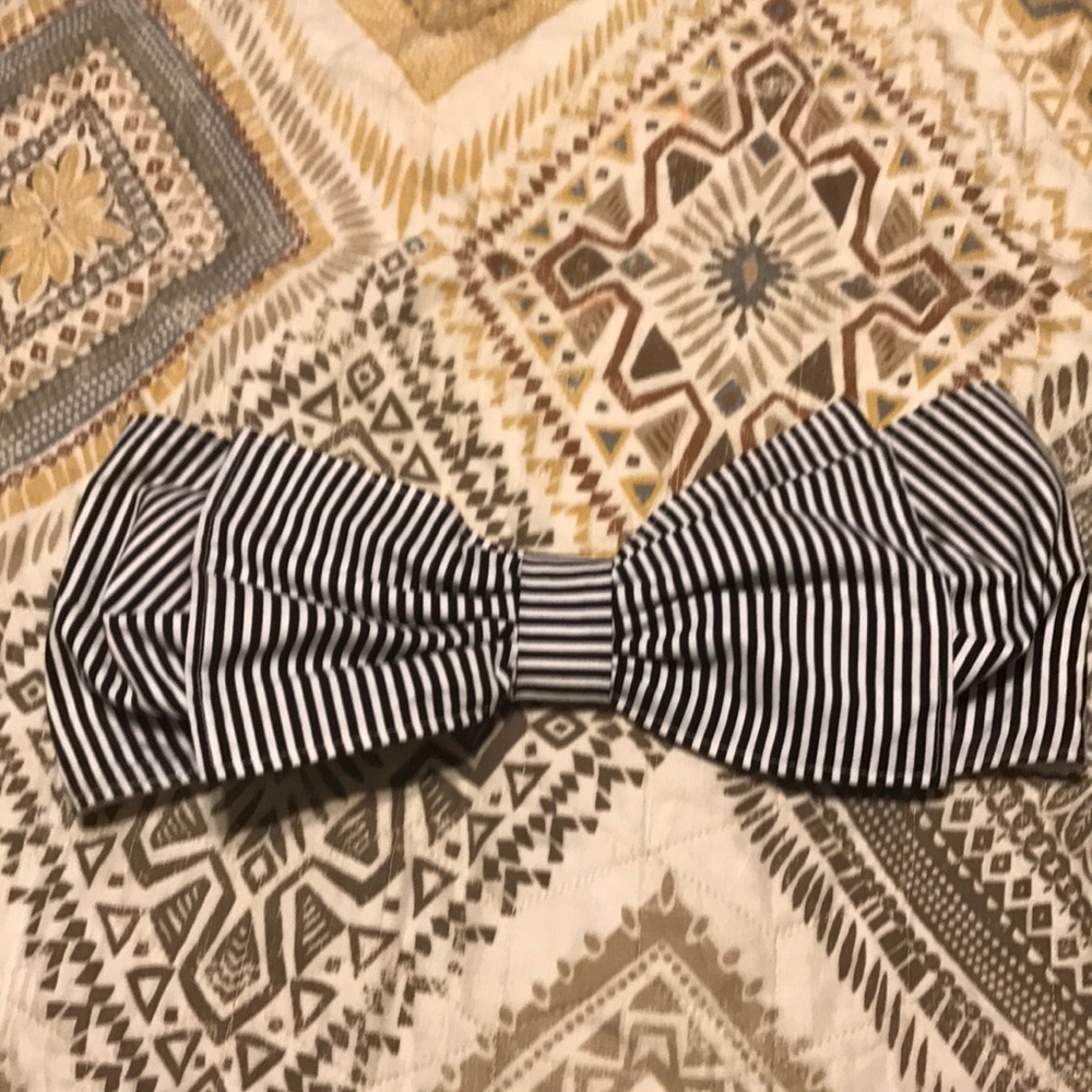 Black and White Stripped Bow Top Small Crop
