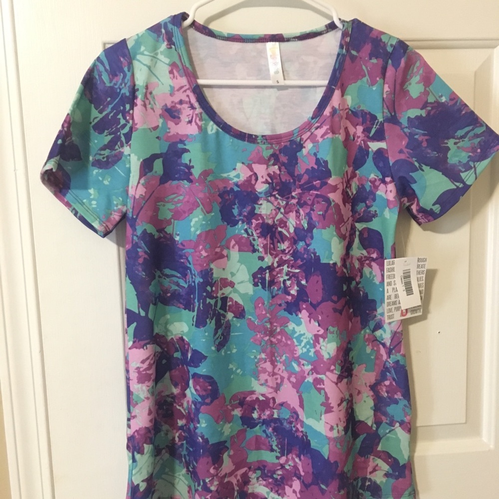 NWT Lularoe Classic Tee size small